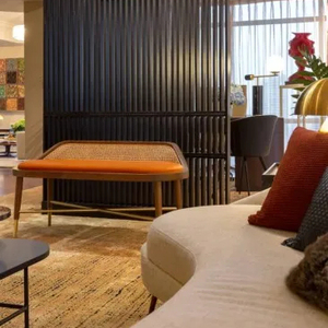 Banco de interior y exterior de madera de teca maciza Frank Modern con respaldo de ratán tejido y asiento de terciopelo suave para hoteles y villas - Product Image 1