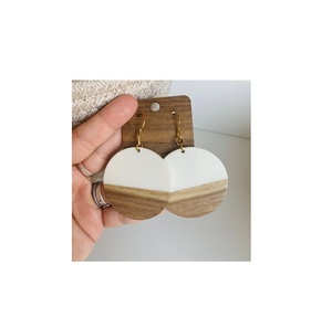 Meilleures ventes Cadeau de la Saint-Valentin Boucles d'oreilles en bois et résine pour les fêtes Boucles d'oreilles de mariage Meilleur fabricant Boucles d'oreilles en bois et résine - Product Image 2