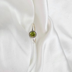 Anillo de piedras preciosas de peridoto ligero joyería de plata fina al por mayor para mujer conjunto de piedra verde en plata con ajuste de boda elegante - Product Image 1