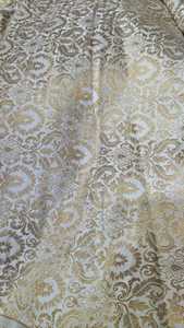 Tissus de soie brocart tissé blanc et or sur mesure idéal pour les créateurs de robes et les créateurs de mode dans un design ethnique indien. - Product Image 2