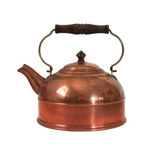 Bouilloire en cuivre vintage avec bec verseur gracieux et couvercle traditionnel idéal pour la photographie de cuisine - Product Image 1