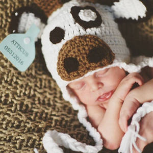 Conjunto de fotografía infantil hecho a mano: Gorros y atuendos de punto de vaca loca para niños, accesorios de estudio para sesenta y cinco días. - Product Image 1