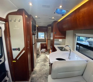 COMPRE Autocaravana Usada L-e-i-s-u-r-e T-r-a-v-e-l Serenity 24CB 2019 Lista para la Venta - Product Image 1