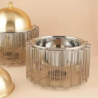 Fabuleux chauffe-plats de qualité optimale avec support filaire couleur argent et couvercle doré pour buffet postmoderne