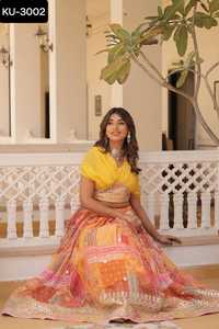 Robe de style moderne pour femmes et Lehenga Choli en soie taffetas avec un travail de broderie lourd et un dupatta fantaisie pour mariage - Product Image 2