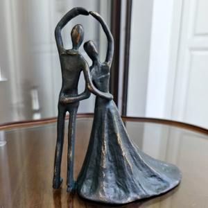 Figura Moderna de Novios, Escultura de Aluminio que Immortaliza la Elegancia y el Romance con Detalles Exquisitos y un Diseño Ecológico - Product Image 2
