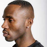 Boucles d'oreilles classiques en perles pour hommes et femmes bijoux de mode élégants minimaux et brillants ronds blancs