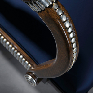 El sillón clásico Deco tiene una elegante estructura de madera tallada con líneas simples y detalles sobrios 3011441 - Product Image 5