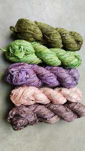 Madejas de 100 gramos hechas a medida de hilos de cinta de seda Sari reciclados colores surtidos para tejer bordado - Product Image 3