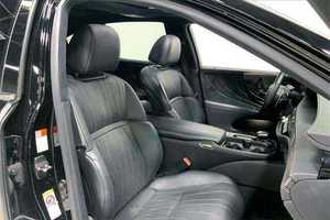 รถ SUV ปี 2022 มือสอง ขับเคลื่อนสี่ล้อ ภายในเบาะหนังสีเข้ม เครื่องยนต์ 4.5 ลิตร 400 แรงม้า เกียร์อัตโนมัติ หลังคาซันรูฟแบบพาโนรามา วิ่งมาแล้ว 1-25000 ไมล์ กล้อง 360 องศา - Product Image 4