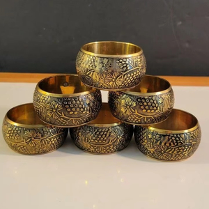 Elegantes Anillos para Servilletas de Latón con Diseño Artesanal para una Cena con Temática Náutica - Product Image 1