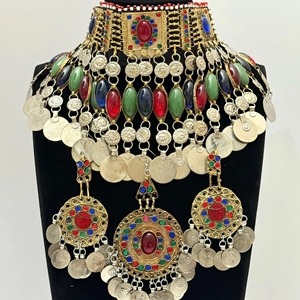 Collar Grandioso Estilo Afgano con Piedras Ovaladas Verdes Extra Grandes, Flecos de Monedas de Plata Masivas, Hecho a Mano, Estilo Guluband - Product Image 1