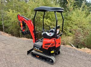 LIVRAISON GRATUITE TPM 16 MINI-EXCAVATRICE 13.5 CV, godet de terrassement de 16 pouces, commandes pilotes, bras oscillant, homologuée EPA CE, avec pouce hydraulique auxiliaire - Product Image 4