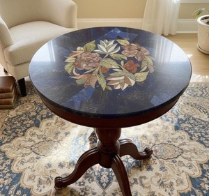 Plateau de table basse rond en pierre semi-précieuse naturelle lapis-lazuli avec un magnifique motif floral, au design attrayant - Product Image 1