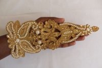 Applique perlée artisanale haut de gamme avec embellissements dorés pour robe de mariée indienne traditionnelle, embellissement couture en forme de cœur