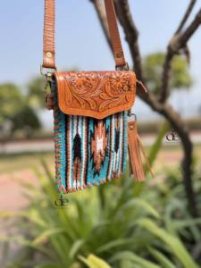 Nouveauté : Portefeuille de téléphone en cuir véritable style selle aztèque, portefeuille de téléphone en cuir artisanal élégant, portefeuille de téléphone à bandoulière pour femmes - Product Image 2