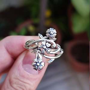 Bague de promesse florale faite à la main en argent sterling 925, bijou romantique en forme de fleur, cadeau pour son anniversaire ou son anniversaire de mariage - Product Image 4