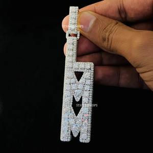VVS VS Moissanite Iced Out Vertical Letter Pendant en plata esterlina Hip Hop Style Unisex - Product Image 3