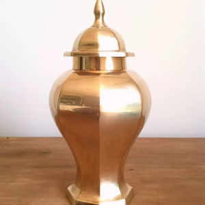 Urna para adultos de latón duradero para cenizas de cremación con diseño elegante adecuado para memoria de larga duración y exhibición funeraria - Product Image 1