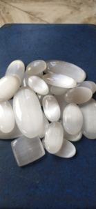 Sphère de sélénite naturelle, pierre précieuse de sélénite de haute qualité, sphère de sélénite blanche, pierre précieuse de méditation et de guérison - Product Image 2