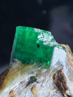 Batu Permata Emerald Natural Glow Gemstone Swat, Spesimen Potongan 51,23 Gram, Kristal Beryl Hijau, Batu Permata Lepas 66,98x14,36x15,55mm, Pakistan