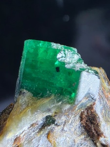 ตัวอย่างพลอยสเวทมรกตธรรมชาติที่ได้รับการรับรอง น้ำหนัก 51.23 กรัม คริสตัลเบอร์ริลสีเขียว พลอยหลวมจากปากีสถาน ต้นกำเนิดพลอยเรืองแสง - Product Image 6