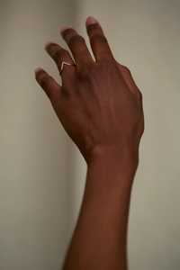 Elegante bisel de diamante natural Ajuste Triángulo Forma Anillo Apilamiento Banda moderna 14K Oro amarillo 0.045ctw Diamante facetado redondo - Product Image 2