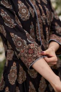 Vestido A Line Sharan de Algodón Puro con Estampado Artesanal en Bloque Negro Ajrakh, Estilo Bohemio, Largo hasta la Pantorrilla, Moda Ética - Product Image 6