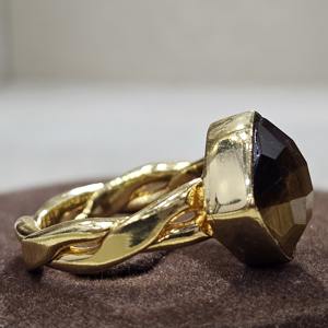 925แหวนเงินแท้แบบแฮนด์เมดดีไซน์แบบวินเทจไม่เหมือนใครทำจากธรรมชาติรองตัดตาเสือพลอยชุบทอง IGI สำหรับงานแต่งงาน - Product Image 6