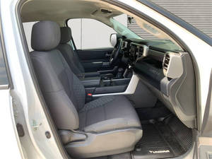 Toundra To-yota 2022 propre et impeccable - Product Image 5