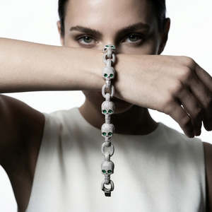 Bracelet de luxe à maillons crâne sertis de zircone cubique (CZ) avec yeux en pierre verte, maillons ovales argentés et fermoir à ressort - Product Image 6