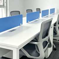Poste de travail de bureau modulaire moderne pour 6 à 8 personnes avec écran de séparation bleu et armoire