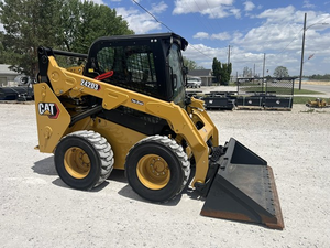 Chargeur compact d'occasion 2021 Cat Skid 242D3 pour pas cher - Product Image 2