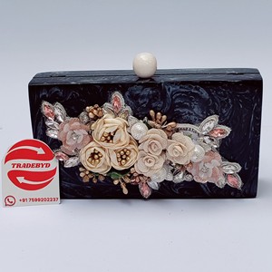 Mini pochette en résine avec poignée en perle Embellissement de chaîne de fleurs Décoration de sangles prêtes pour les mariages Événements à domicile de l'Inde - Product Image 4