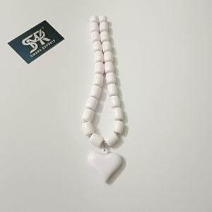 Collier statement moderne multicolore en résine artisanale avec fermoir magnétique, pendentif cœur et perles épaisses, modèle Ange pour femme, idéal pour les voyages - Product Image 3