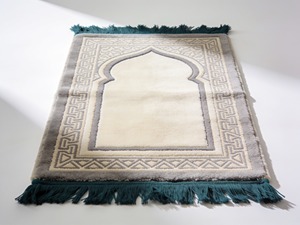 Tapis de prière en velours en gros OEM ODM - Ensemble cadeau de tapis islamique musulman haut de gamme avec pompon, fait main et écologique - Product Image 4