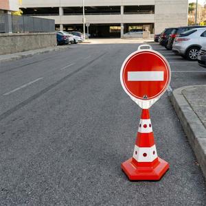 Ensemble de cônes réfléchissants blancs effet œil de chat avec lumière d'avertissement et signalisation de non-passez pour voitures - Product Image 2