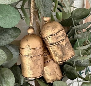 Cloches de vache en laiton coulé à la main pour animaux de la ferme cérémonies religieuses indiennes ou espaces décoratifs spirituels d'inspiration antique - Product Image 3