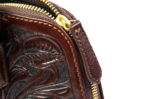 Bolso cruzado Amelita para mujer, de cuero genuino tallado a mano, de alta calidad artesanal, acabados de lujo, con herramientas manuales. - Product Image 3