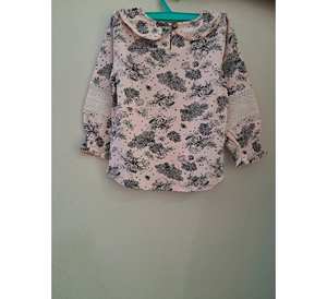 Top estampado de encaje Lena de algodón orgánico elegante de alta calidad para niñas estilo de fiesta informal con cuello con volantes y patrón sólido de muñeca - Product Image 1