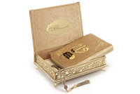 Coffret cadeau islamique recouvert de velours, couverture en velours, Quran en Plexi doré, détails personnalisables, écriture sur boîte, fabricant, vente en gros