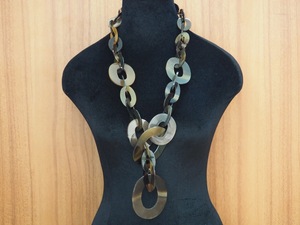 Collar de Lujo Hecho a Mano con Cuerno de Búfalo, Joyería Natural y Sostenible para Mujer, Alta Calidad - Product Image 3