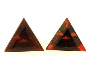 Nueva colección Granate rojo natural Forma de triángulo Fected Cut Piedra preciosa suelta para la fabricación de joyas