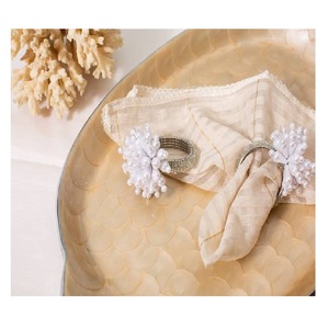 Design élégant et décor de fête perle fleur en métal anneau de serviette porte-serviettes pour la décoration de mariage aux prix de gros - Product Image 1