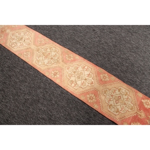 Alfombra vintage de 1.4x7.7 pies (42x234 cm), geométrica rosa con elementos florales, alfombra turca - Product Image 4