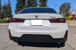 BMW 330e Híbrido Enchufable 2023, Altamente Equipado, Interior Rojo Tocara, Mayormente Sin Modificar - Product Image 6