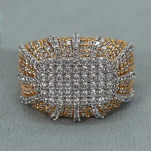 看看这款漂亮的戒指，它由14kt黄金和人造钻石制成，为任何服装增添了一丝优雅