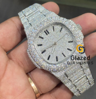 Rehaussez votre style avec notre montre à breloques hip-hop en acier inoxydable, dotée d'un cadran analogique, d'un verre en cristal et d'un design à barres noires, mouvement mécanique ETA.