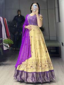 Lehenga Choli de Seda Suave Estampada de Primera Calidad con Trabajo de Tejido, Fabricante y Proveedor de Moda Femenina - Product Image 4