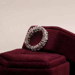 Bague de mariage éternelle en diamant de laboratoire taille poire North South, certifiée sans conflit - Product Image 6